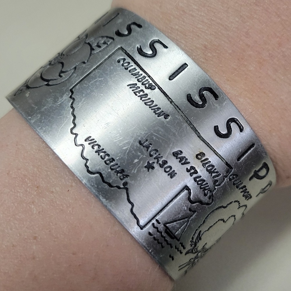 Vintage Unsigned Mississippi Silver Tone Etched Souvenir Cuff‎ Bracelet